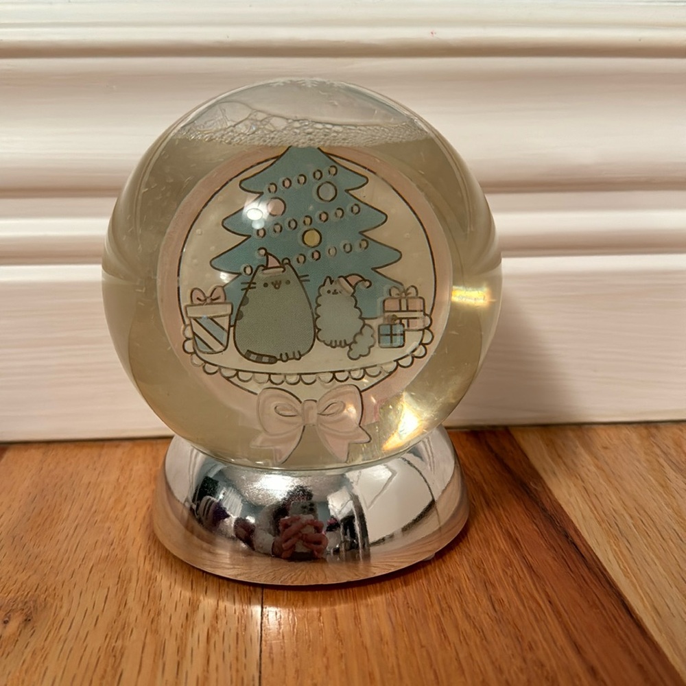Pusheen snowglobe!!